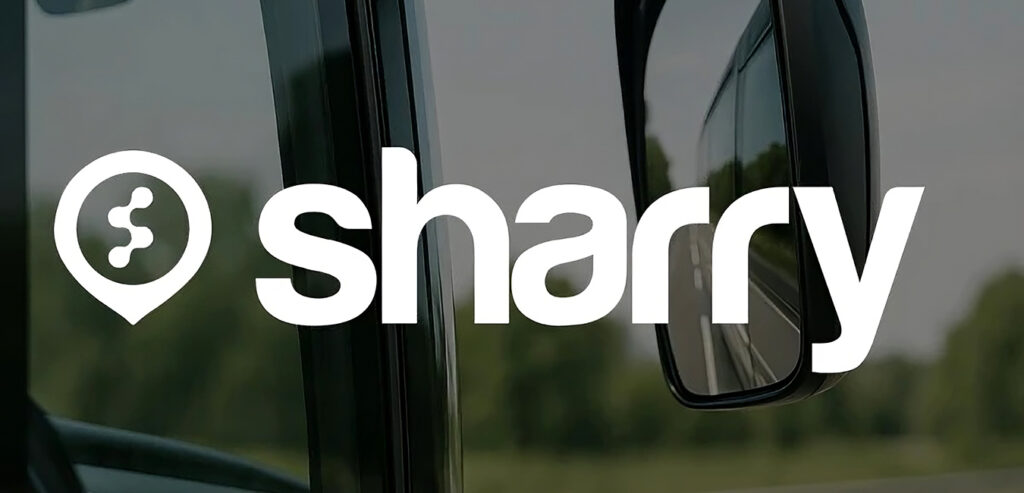 Пошук поїздок автобусом Варшава – Львів на сервісі Sharry логотип і назва компанії Sharry на фоні бокового дзеркала автобуса